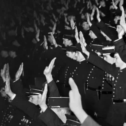 Prestation de serment des agents de police, au palais de Chaillot, à Paris, en janvier 1942 (photographie interdite par la censure). ajouter copyright