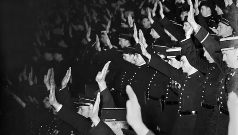 Prestation de serment des agents de police, au palais de Chaillot, à Paris, en janvier 1942 (photographie interdite par la censure). ajouter copyright